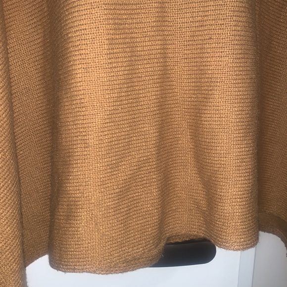 Poncho - Picture 10 of 11